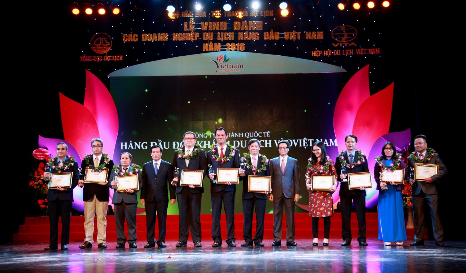 Phó Thủ tướng Chính phủ Vũ Đức Đam và Bộ trưởng Bộ VHTTDL Nguyễn Ngọc Thiện trao giải “Doanh nghiệp kinh doanh lữ hành quốc tế hàng đầu đưa khách du lịch ra nước ngoài (outbound) năm 2016” 