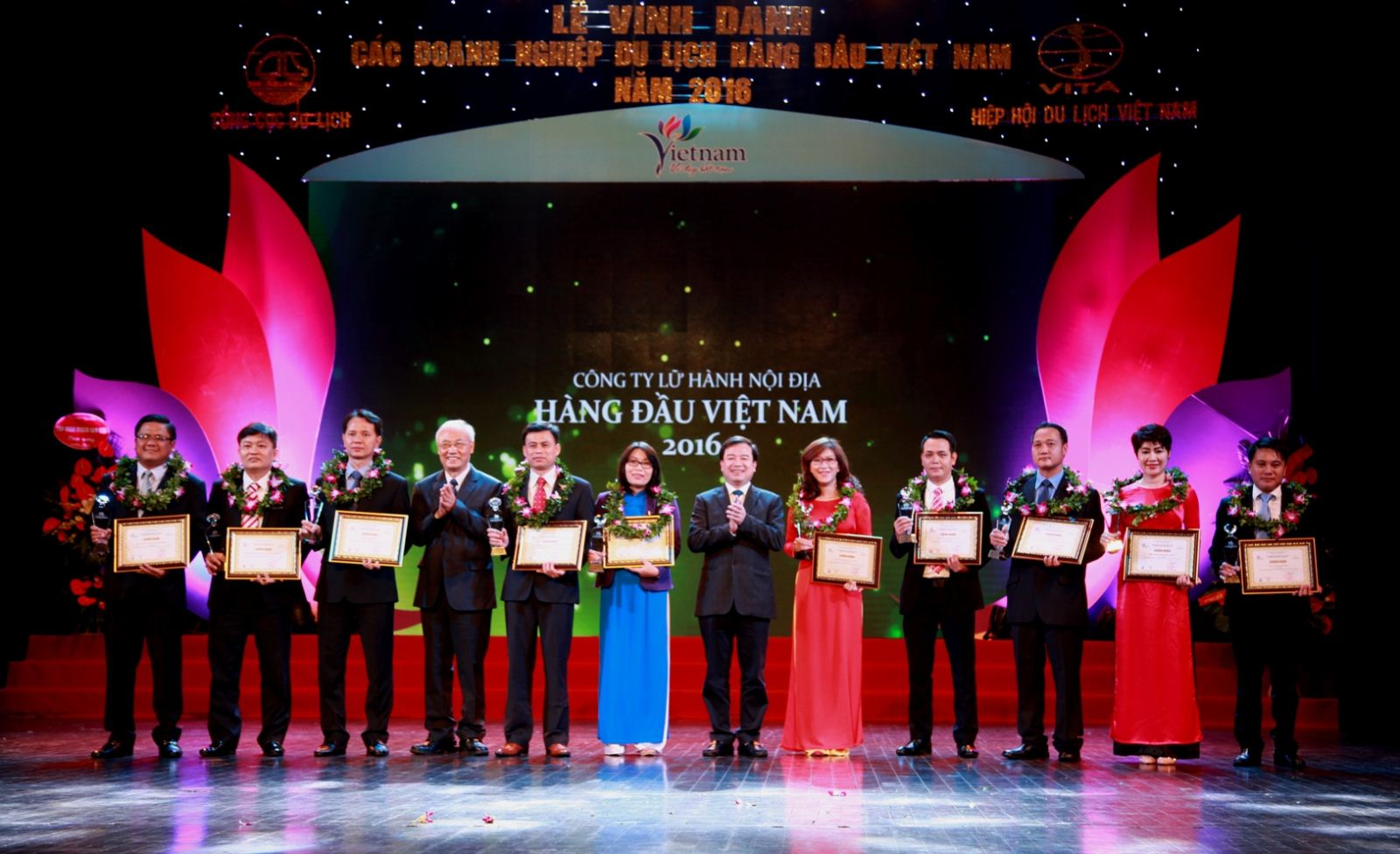 Phó Tổng cục trưởng TCDL Hà Văn Siêu và Chủ tịch HHLH Việt Nam Vũ Thế Bình trao giải “Doanh nghiệp kinh doanh lữ hành nội địa hàng đầu Việt Nam năm 2016” 
