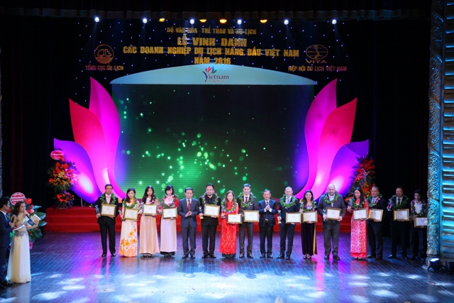 Phó Tổng cục trưởng TCDL Ngô Hoài Chung và Chủ tịch HHDL Việt Nam Nguyễn Hữu Thọ trao giải cho “10 Đơn vị đạt danh hiệu “Sân gôn hàng đầu Việt Nam năm 2016”, Nam năm 2016” 