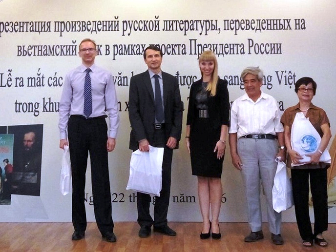 Quyền Giám đốc Trung tâm Khoa học và Văn hóa Nga Natalia Shafinskaya tặng bộ sách cho quan khách và dịch giả.
            