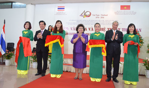 Thứ trưởng Việt Nam, Thái Lan cắt băng khai mạc triển lãm