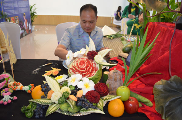 Nghệ thuật điêu khắc trên trái cây, rau quả và nghệ thuật căm hoa, xếp lá