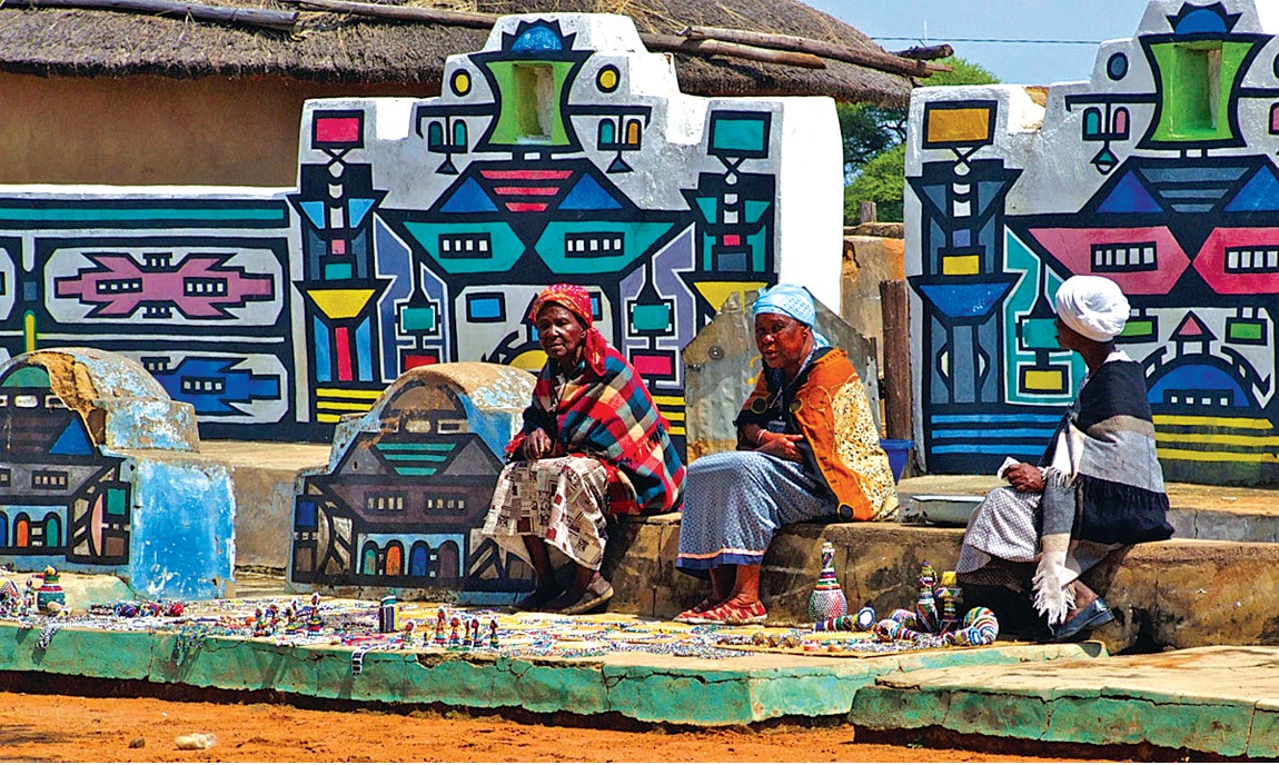 Những người Ndebele sống ở Nam Phi đã xây dựng và sáng tạo nên hàng loạt các ngôi nhà được trang trí bằng các họa tiết trừu tượng đầy tính nghệ thuật