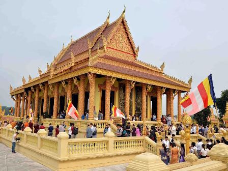 Du khách tới tham dự lễ hội tại chùa Khmer Làng Văn hoá - Du lịch các dân tộc Việt Nam