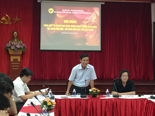 Phó trưởng Ban Phụ trách Ban Quản lý Làng Văn hóa – Du lịch các dân tộc Việt Nam Lâm Văn Khang phát biểu tại Hội nghị
