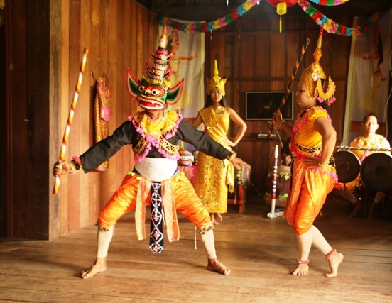 Trình diễn múa Rô băm - nghệ thuật sân khấu điển hình của người Khmer Nam Bộ tại không gian nhà dân tộc Khmer