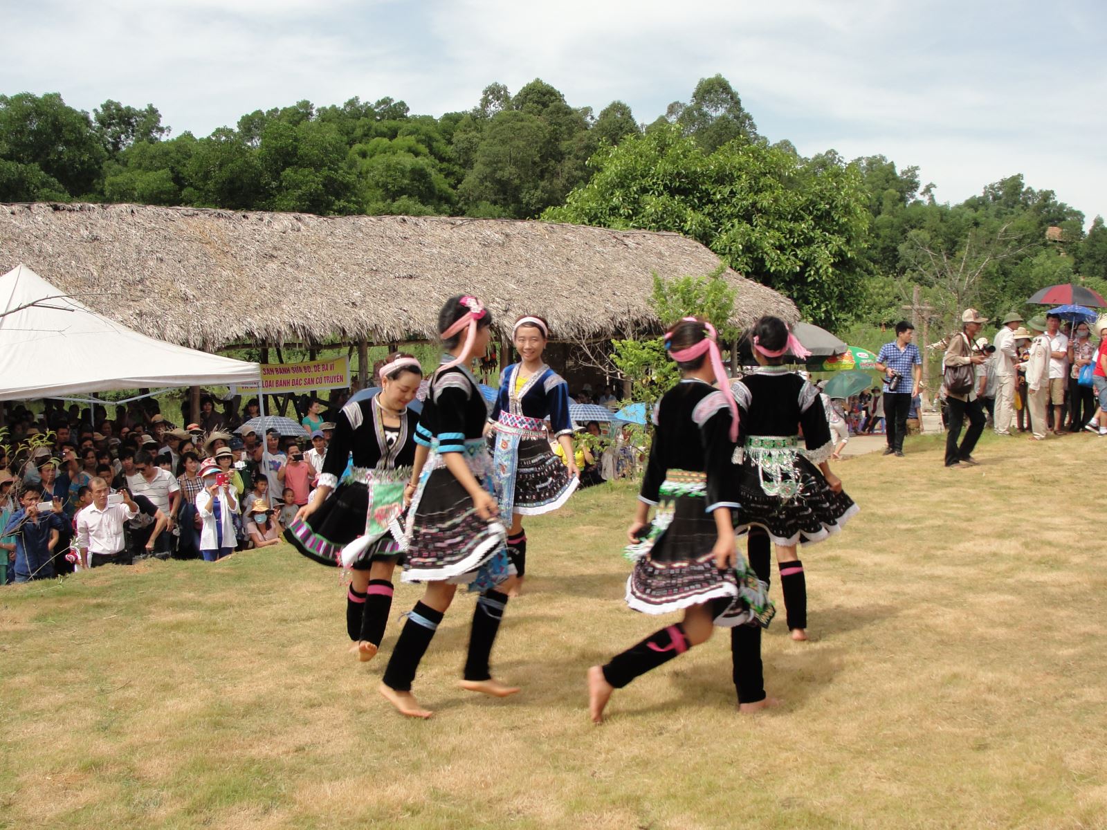 Đồng bào Mông vui tết độc lập tại Làng Văn hóa Du lịch các Dân tộc Việt Nam