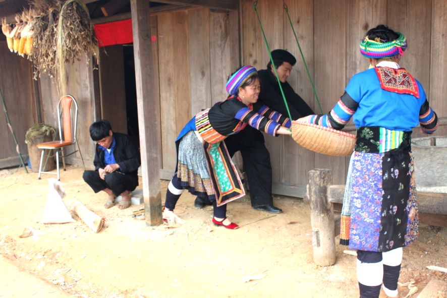 Sinh hoạt thường nhật của đồng bào Mông tại Ngôi nhà chung