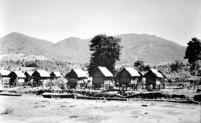 Kho thóc của các gia đình Ba Na tại rìa làng Kon Tum