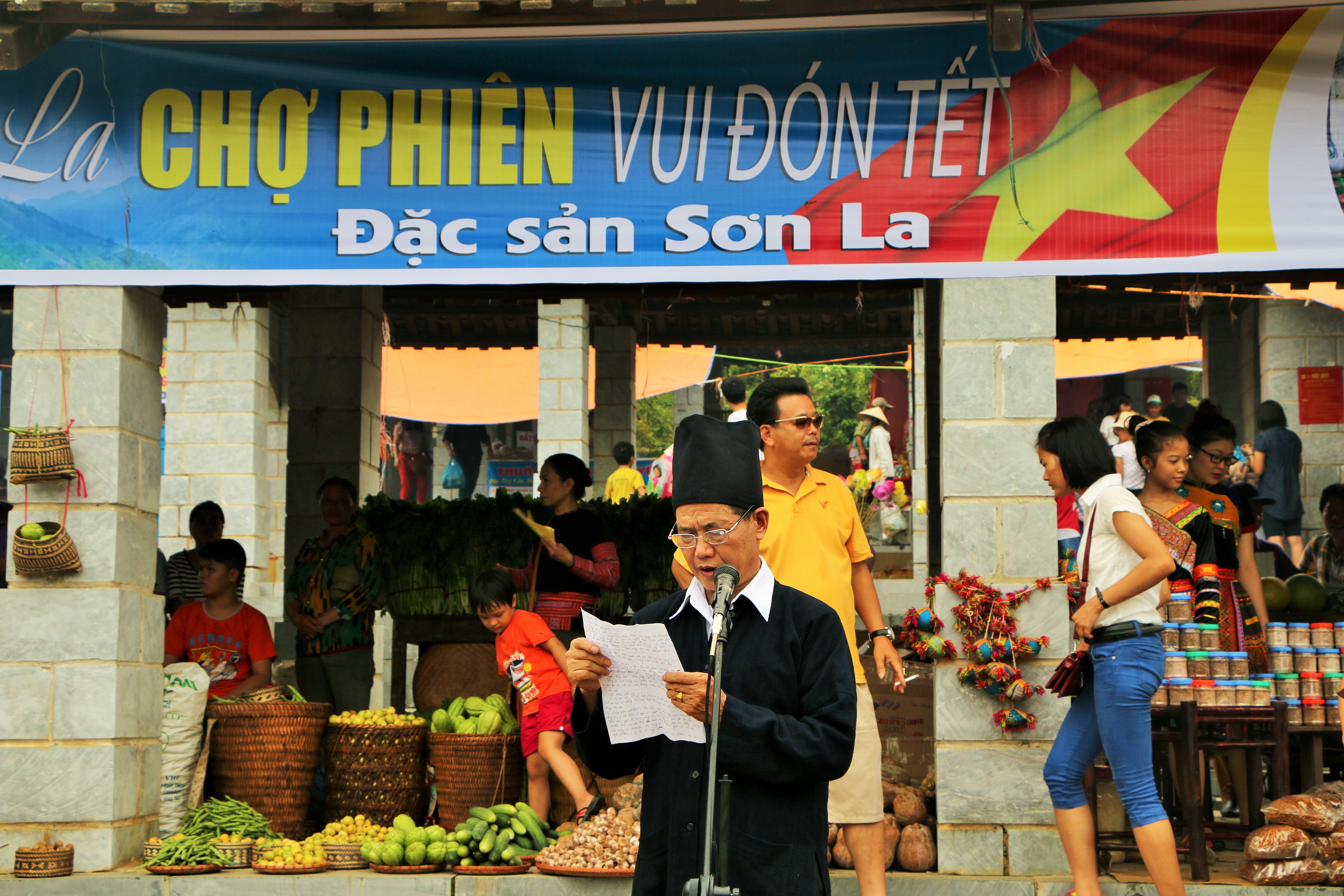 Ông Quàng Văn Hạc đại diện đồng bào các dân tộc phát biểu khai mạc