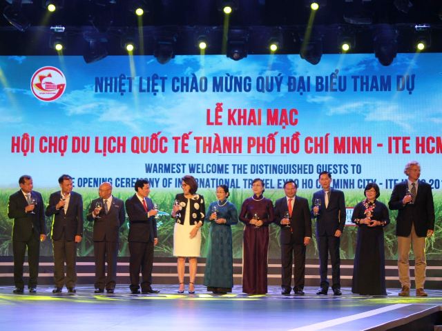 Bộ trưởng Bộ VHTTDL Nguyễn Ngọc Thiện trao giải thưởng cho các đơn vị đạt giải thưởng Du lịch quốc tế Mê Kông.