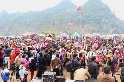 Hàng vạn người du ngoạn lễ hội Hang Bua