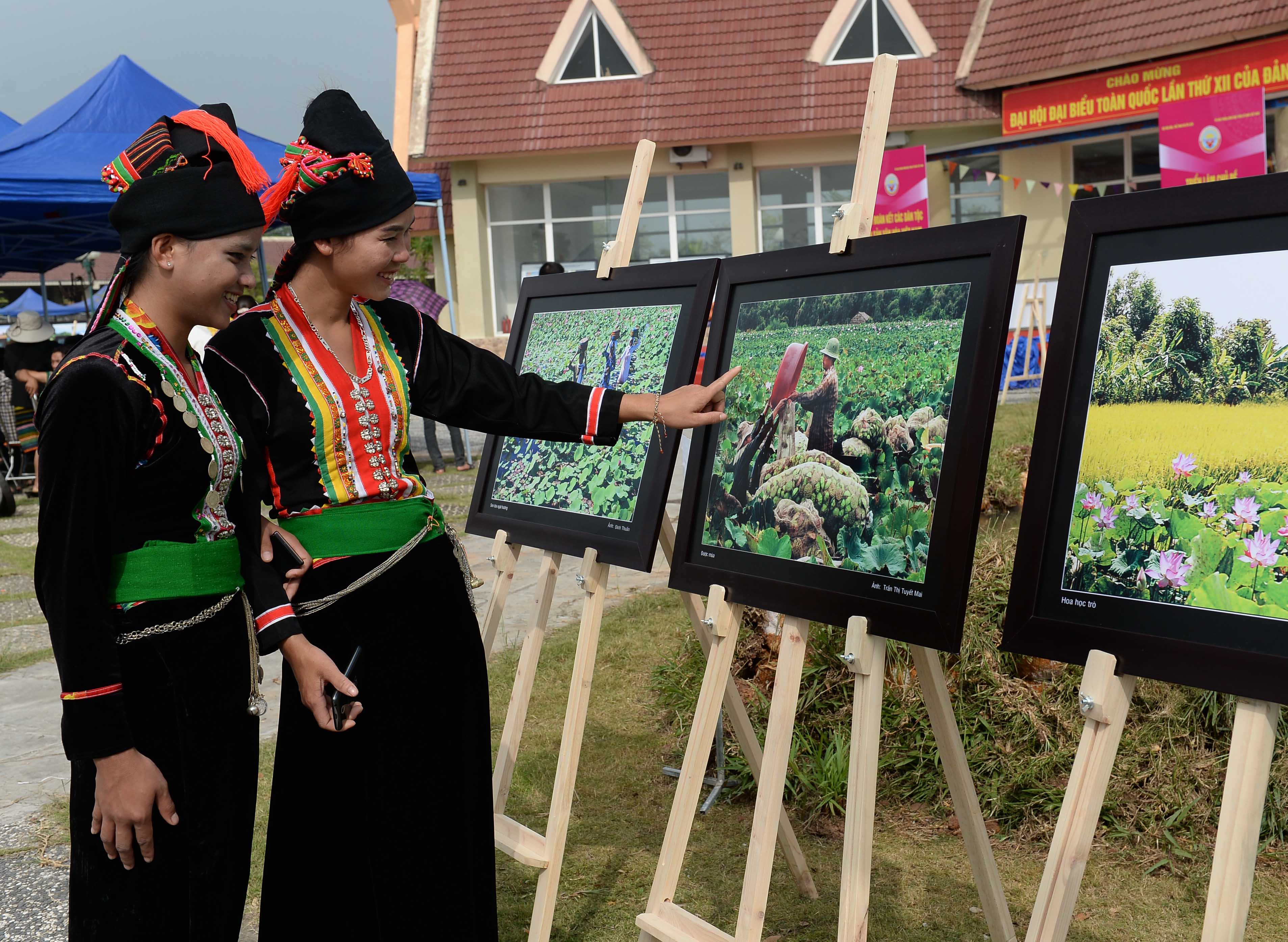 Đồng bào Khơ Mú xem triển lãm ảnh tại Làng Văn hoá - Du lịch các dân tộc Việt Nam