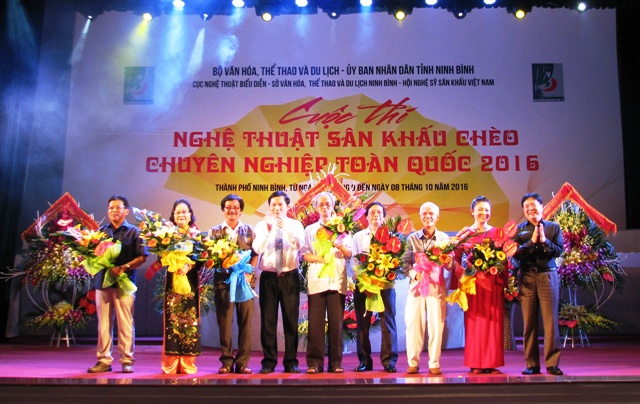 Thứ trưởng Vương Duy Biên và Phó Chủ tịch UBND tỉnh Ninh Bình Tống Quang Thìn trao hoa cho Ban giám khảo.