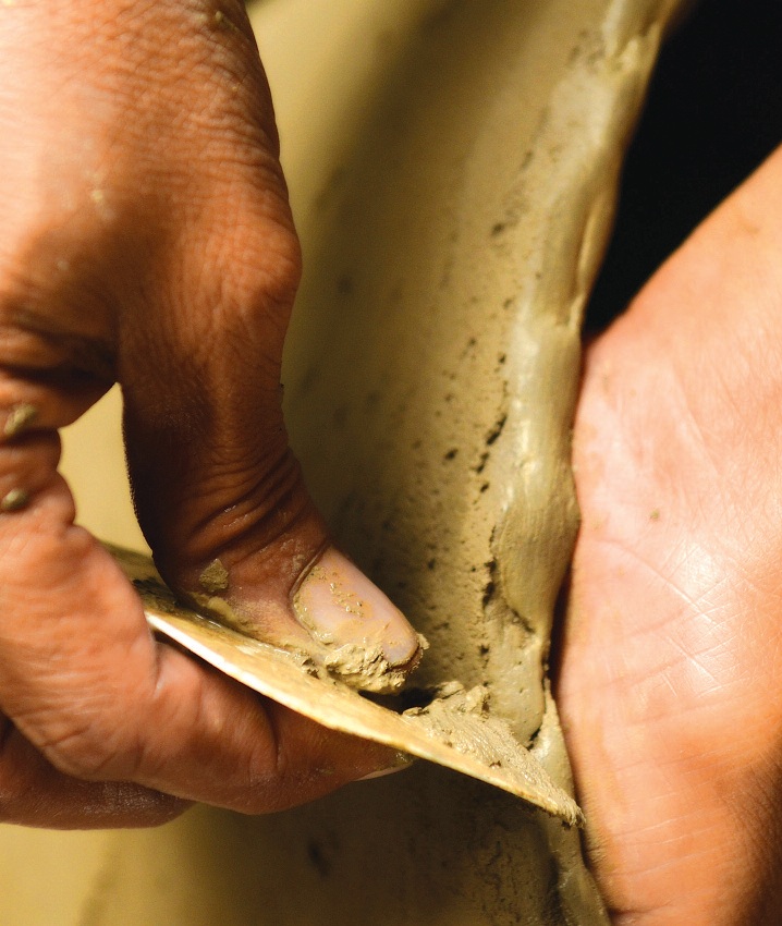 Tạo hình cho sản phẩm gốm chủ yếu là bằng tay