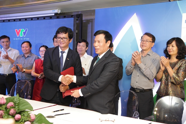 Bộ trưởng Bộ VHTTDL Nguyễn Ngọc Thiện và Tổng Giám đốc Đài Truyền hình Việt Nam Trần Bình Minh ký kết thỏa thuận