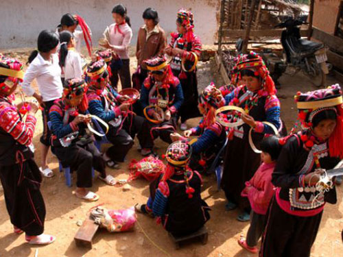 Phụ nữ Hà Nhì chung tay giữ gìn trang phục