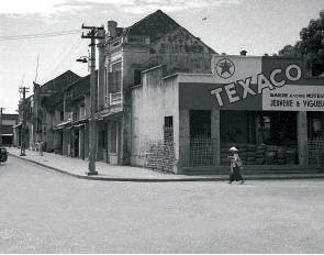 Hàng xăng dầu của hãng Texaco giữa phố Hàng Tre và Maréchal Pétain (phố Nguyễn Hữu Huân ngày nay)