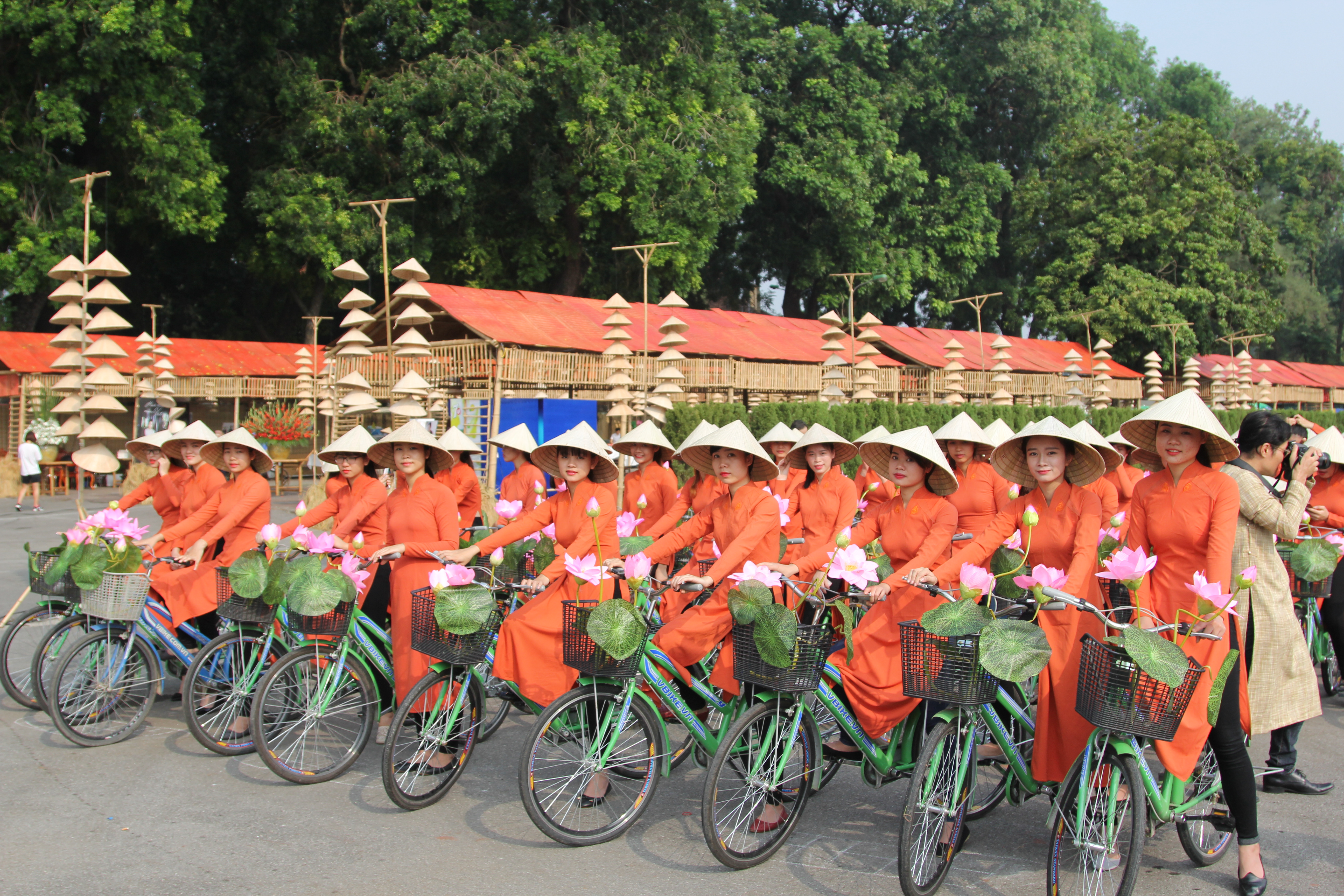 Các nữ sinh xinh đẹp trong tà áo dài hoa sen truyền thống chuẩn bị bắt đầu cuộc diễu hành