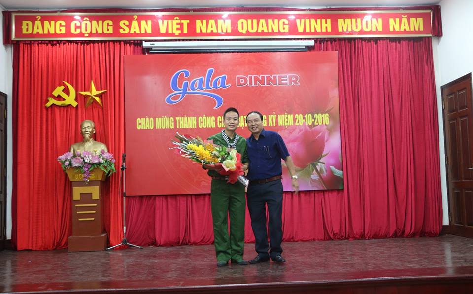 Đ/c Nguyễn Hữu Giới Chủ tịch Công đoàn Bộ VHTTDL trao giải nhất văn nghệ cho BQL Làng