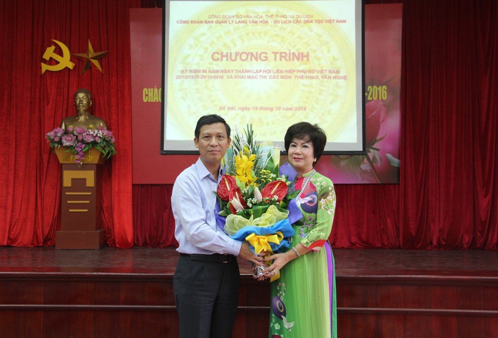 Đồng chí Lâm Văn Khang - Quyền Trưởng ban BQL Làng tặng hoa công đoàn BQL Làng