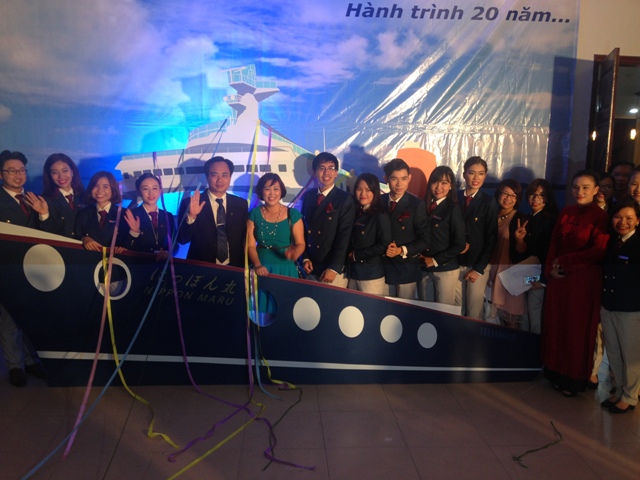 Các đại diện chụp ảnh trên mô hình con tàu Nippon Maru huyền thoại