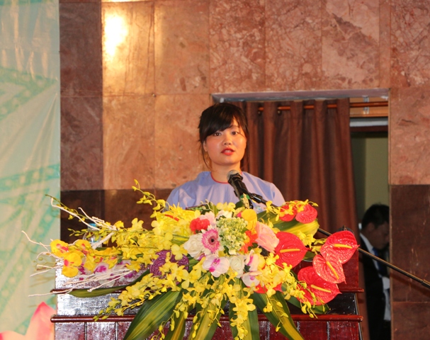 Trương Thị Sen - SV xuất sắc trường ĐH Văn hoá Hà Nội phát biểu tại buổi lễ