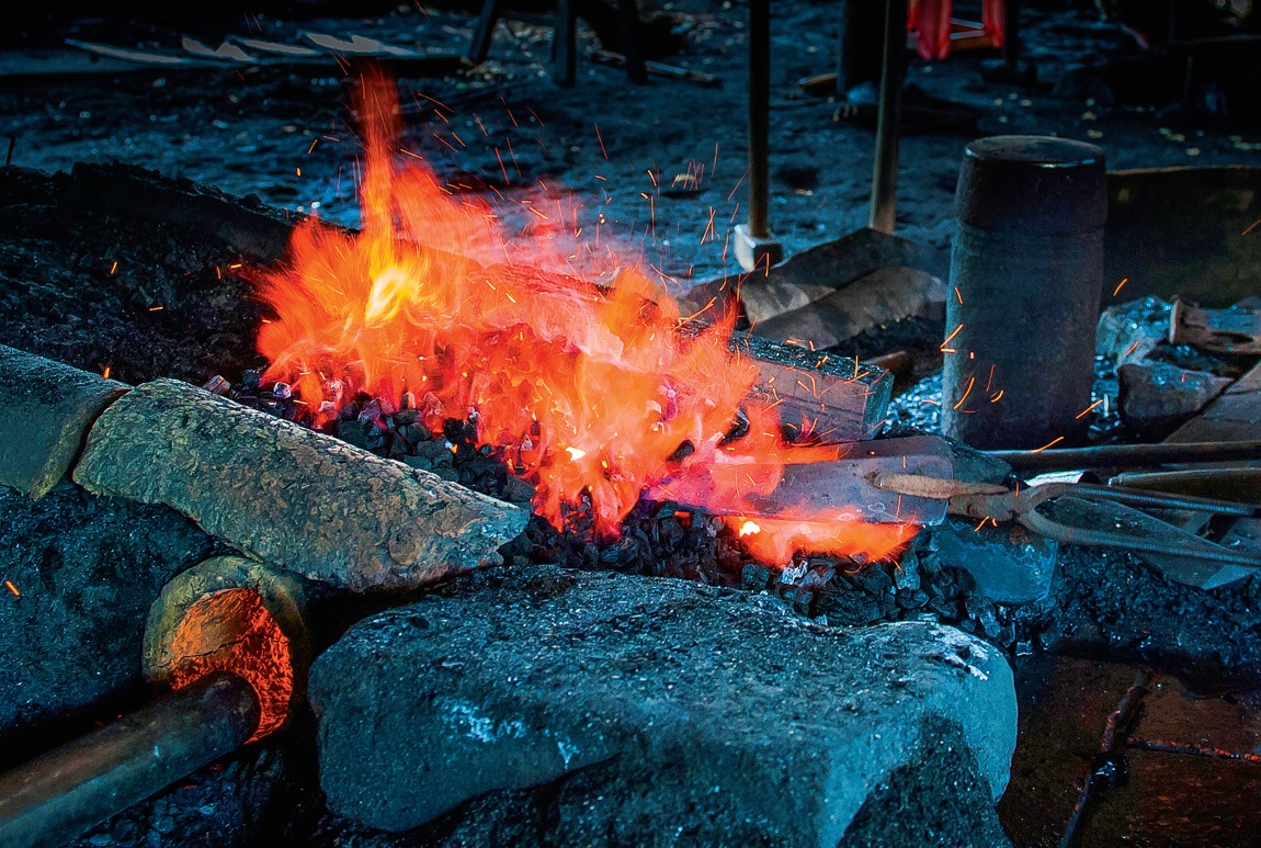 Phần lớn các lò rèn ở Ngan Dừa đều dùng than củi