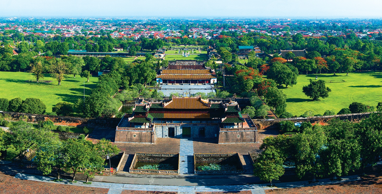 Toàn cảnh Kinh Thành Huế là tòa thành nơi đóng đô của vương triều nhà Nguyễn trong suốt 140 năm từ 1805 đến 1945.
            Hiện nay Kinh thành Huế là một trong số các di tích thuộc cụm Quần thể di tích Cố đô Huế được UNESCO công nhận là Di sản
            Văn hóa Thế giới
