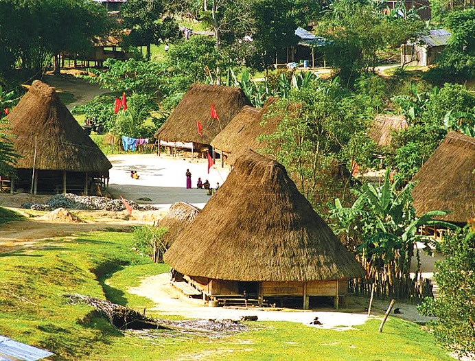 Nhà ở truyền thống của người Tà Riềng ở thôn Đắk Ốc,
            xã La Dê, Nam Giang