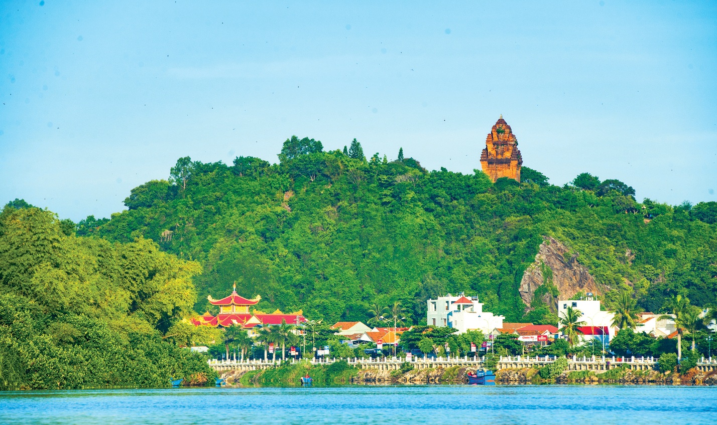 Tháp Nhạn nằm bên bờ Bắc sông Đà Rằng, gần quốc lộ 1A, thuộc TP. Tuy Hòa, tỉnh Phú Yên