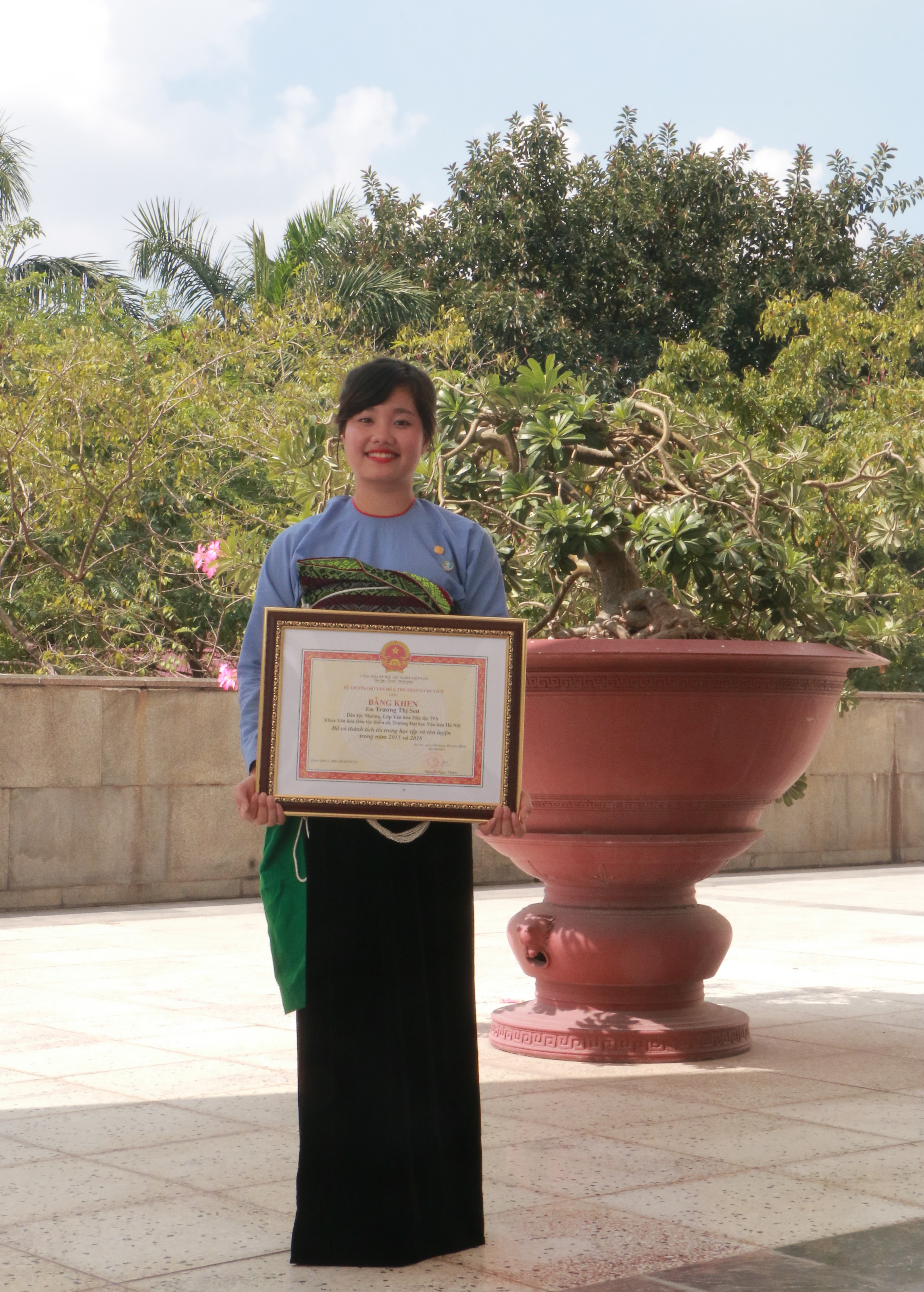 Trương Thị Sen nhận giấy khen của Bộ VHTTDL