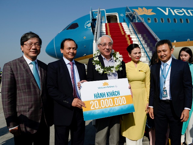 Thứ trưởng Bộ GTVT Nguyễn Nhật và lãnh đạo Vietnam Airlines chào đón hành khách thứ 20 triệu 