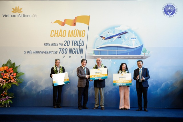 Thứ trưởng Bộ GTVT Nguyễn Nhật và lãnh đạo Vietnam Airlines chào đón hành khách thứ 20 triệu 