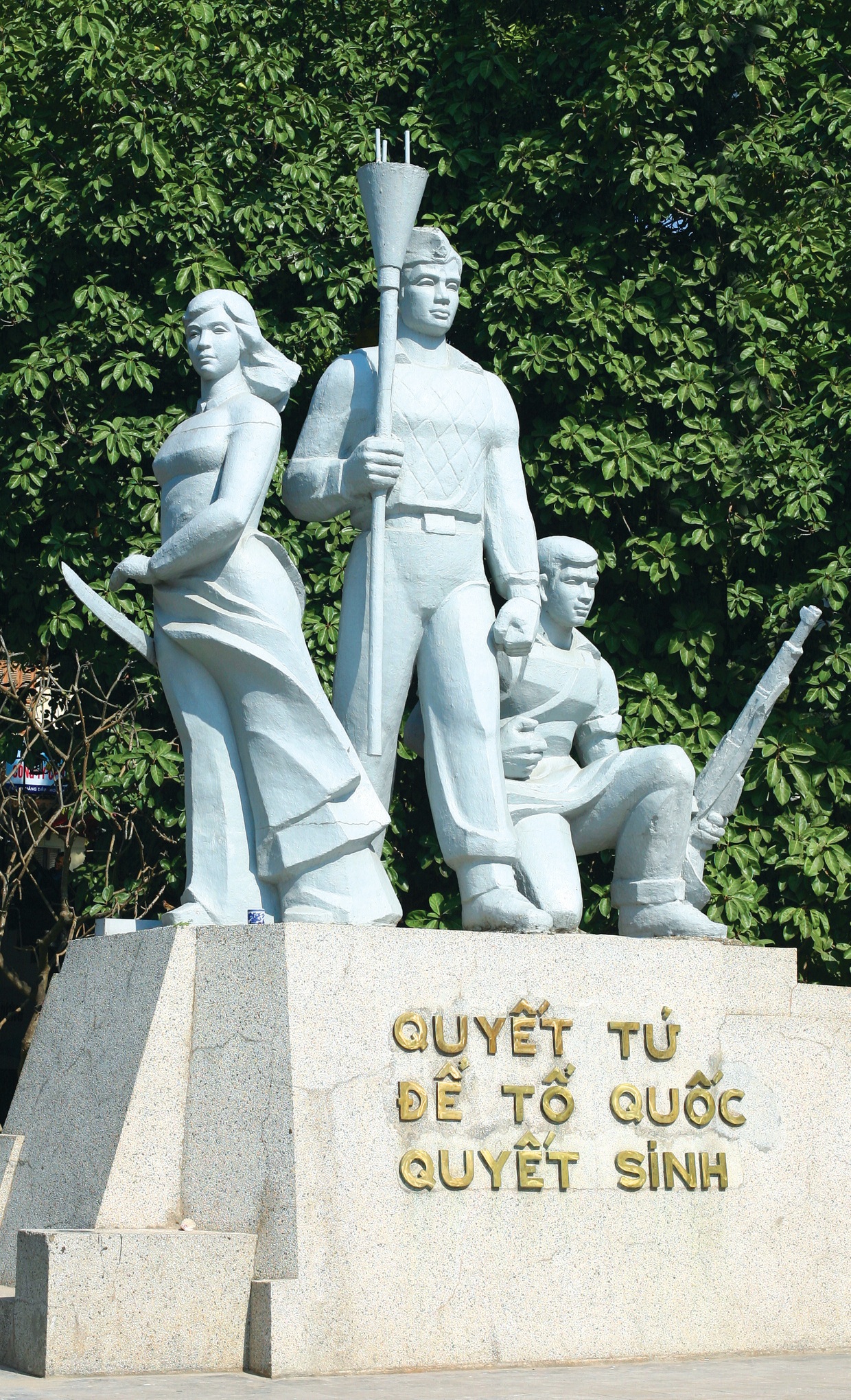 Tượng đài “Quyết tử để Tổ quốc quyết sinh” bên Hồ Hoàn Kiếm