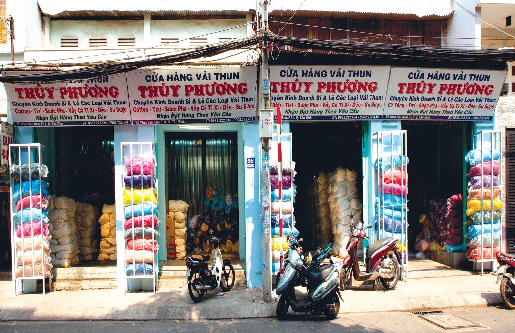 Các cửa hàng vải tại chợ Tân Bình là đại lý phân phối sản phẩm dệt Bảy Hiền đi khắp nơi trong cả nước