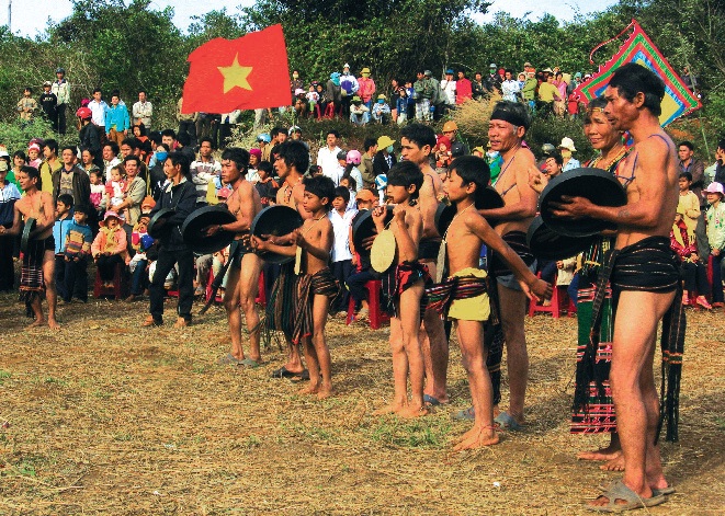 Đội chiêng xã Trường Xuân, huyện Đắk Song biểu diễn
            trong lễ sum họp cộng đồng
            