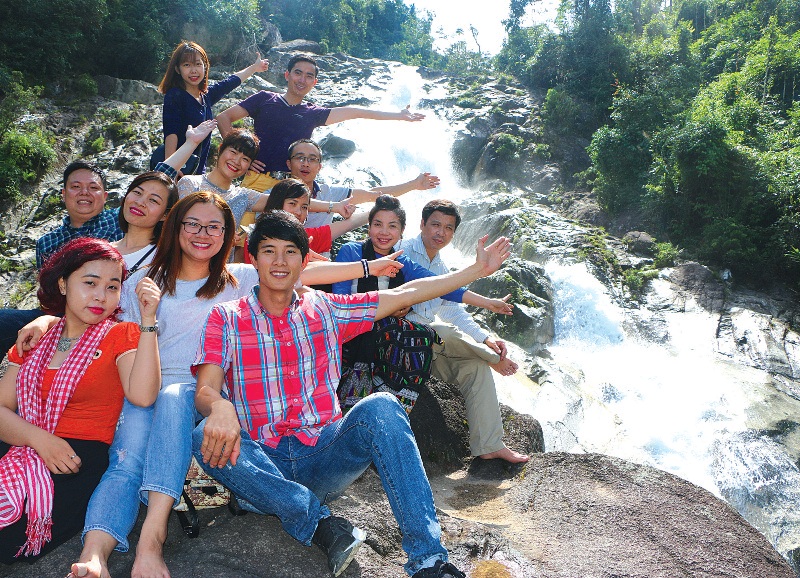 Du khách bên thác Ma Hao