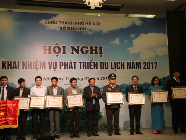 Tổng cục trưởng TCDL Nguyễn Văn Tuấn trao Cờ thi đua , Bằng khen của Bộ VHTTDL cho các tập thể nhận 