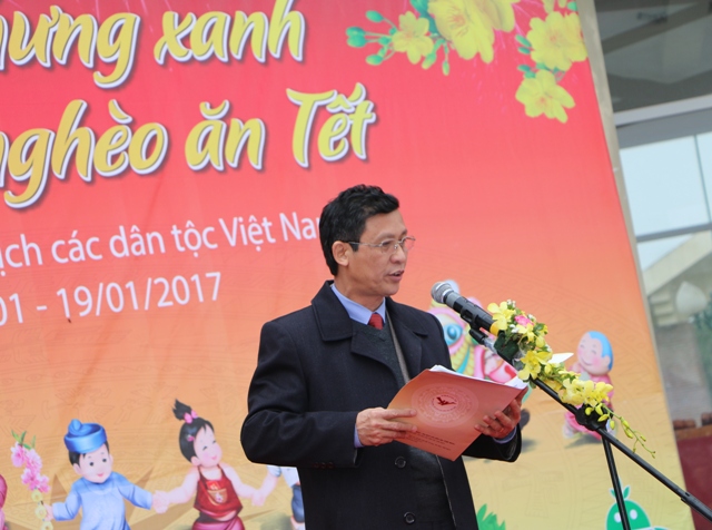 Ông Lâm Văn Khang, Quyền Trưởng ban BLQ Làng Văn hóa - Du lịch các dân tộc Việt Nam phát biểu tại lễ khai mạc