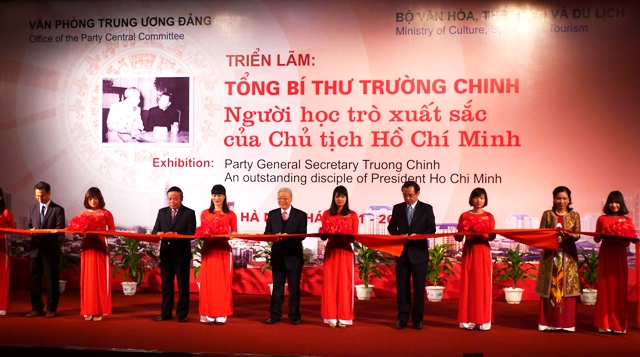 Tổng bí thư Nguyễn Phú Trọng và các đại biểu cắt băng khai mạc Triển lãm