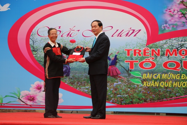 Già làng người Ê đê tặng quà lưu niệm cho Chủ tịch nước Trần Đại Quang