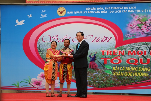 Các nghệ nhân dân tộc Khơ me tặng quà lưu niệm Chủ tịch nước Trần Đại Quang