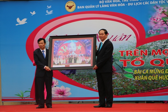 Bộ trưởng Bộ VHTTDL tặng quà lưu niệm cho Chủ tịch nước Trần Đại Quang
