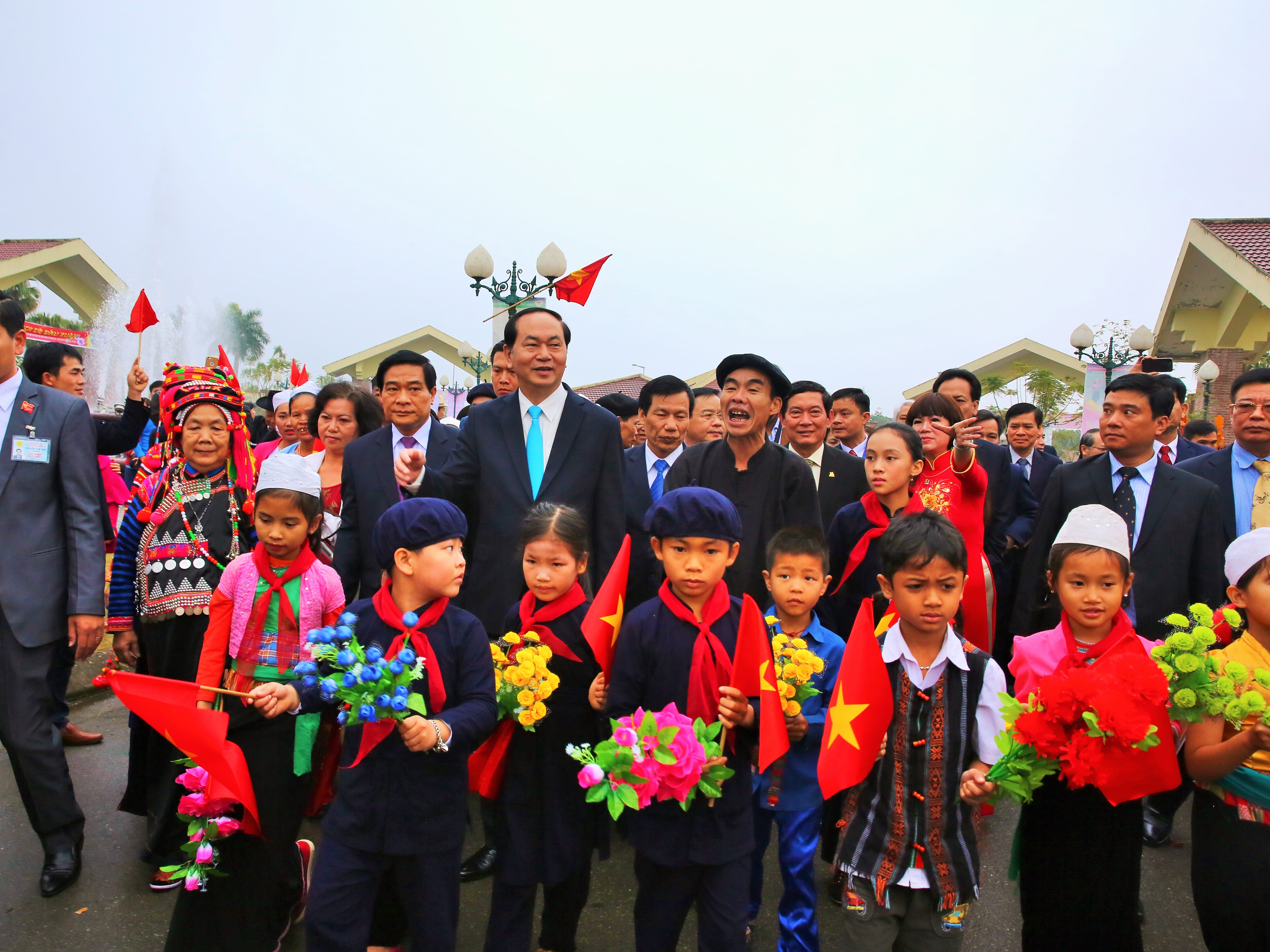 Chủ tịch nước Trần Đại Quang tới thăm và chúc tết đồng bào tại Làng Văn hóa - Du lịch các dân tộc Việt Nam