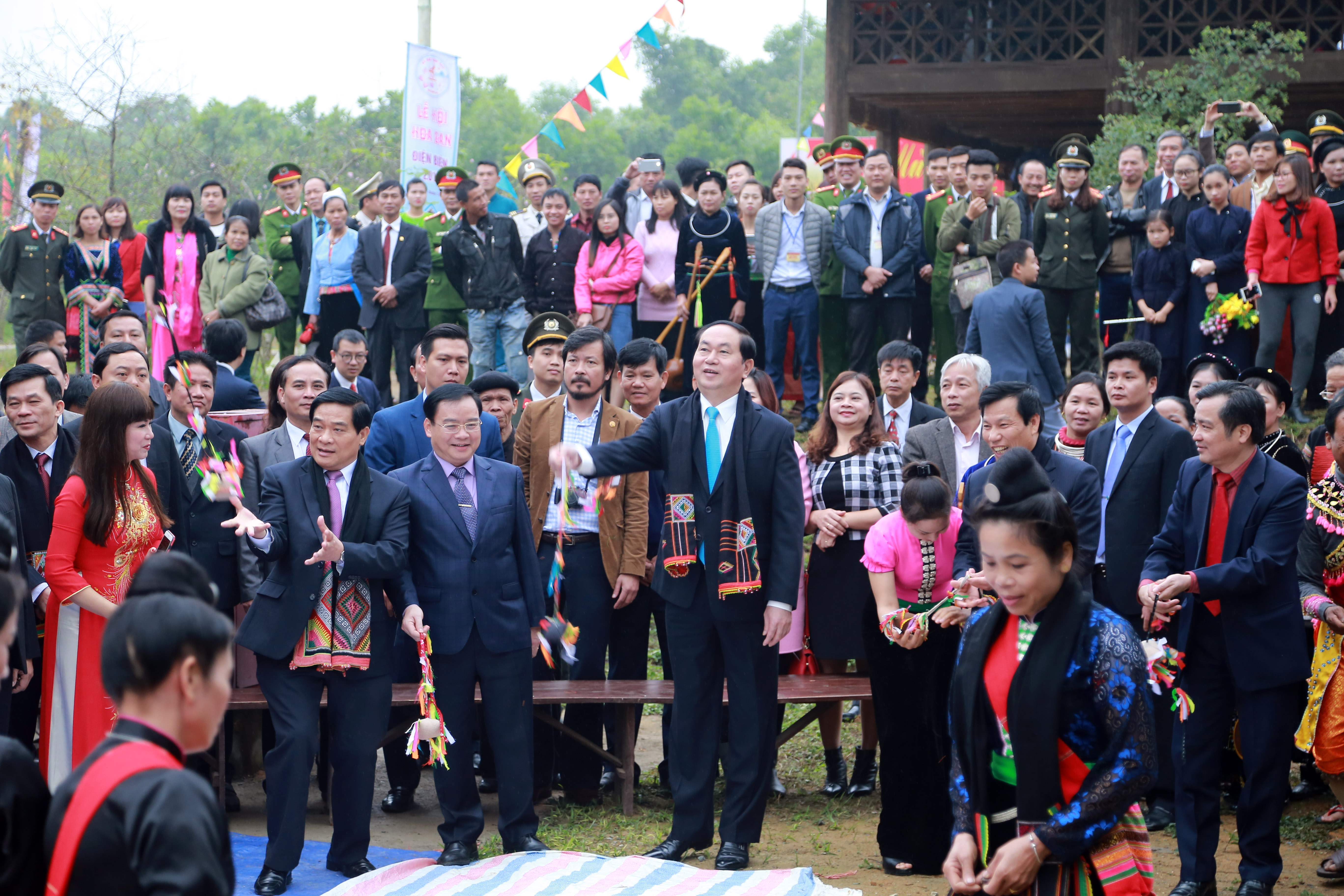 Chủ tịch nước Trần Đại Quang dự lễ Xên bản và vui hội ném còn của người Thái
