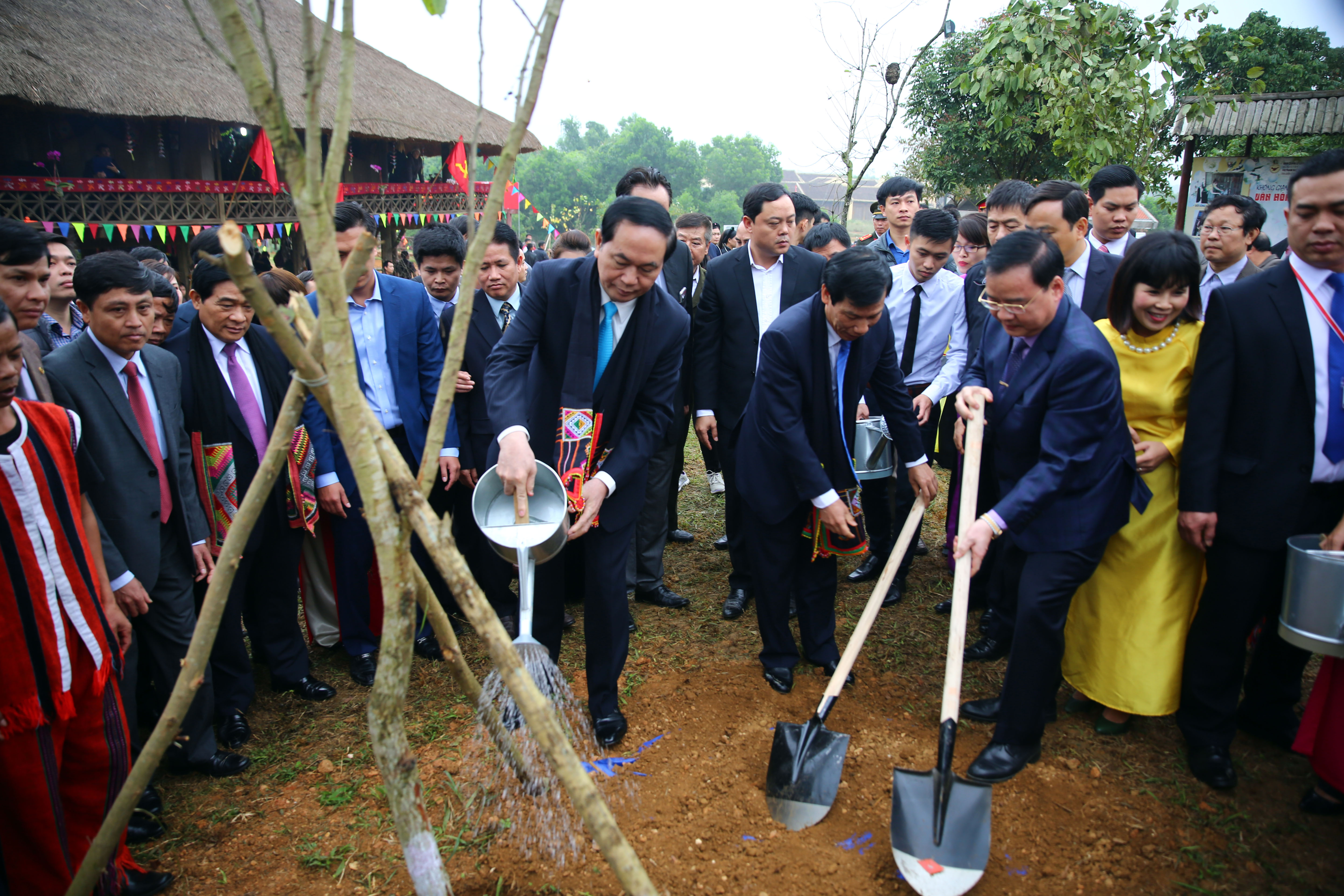 Chủ tịch nước Trần Đại Quang và các đại biểu trồng cây lưu niệm tại Làng Văn hóa