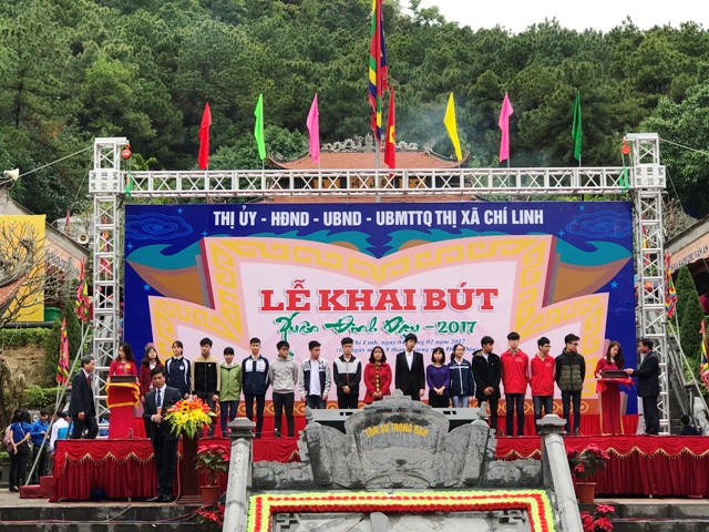 Tuyên dương và khen thưởng các học sinh thủ khoa được tuyển thăng vào đại học trong kỳ thi đại học, cao đẳng vừa qua của thị xã Chí Linh và huyện Thanh Trì Hà Nội.