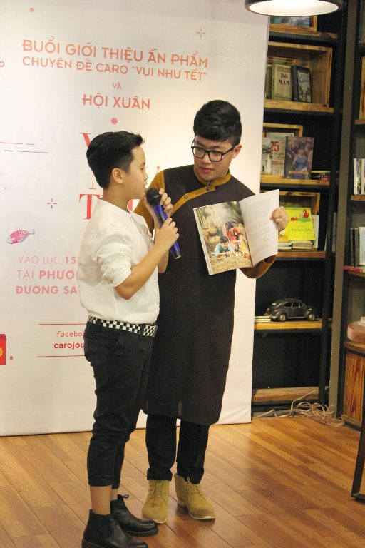 Nguyễn Anh Duy (phải) trong buổi giới thiệu ấn phẩm