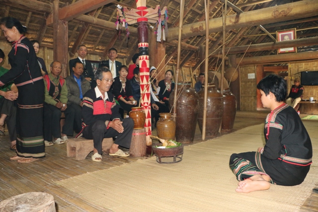 Già làng A Ma Loan thực hiện nghi lễ cúng cầu sức khỏe